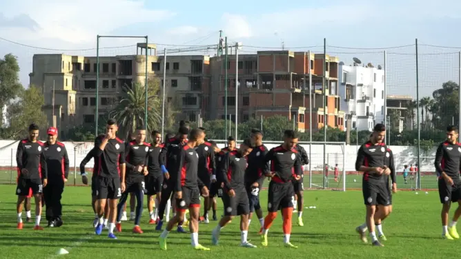الوداد يجري أخر حصة تدريبية قبل مواجهة صاندونز (فيديو)