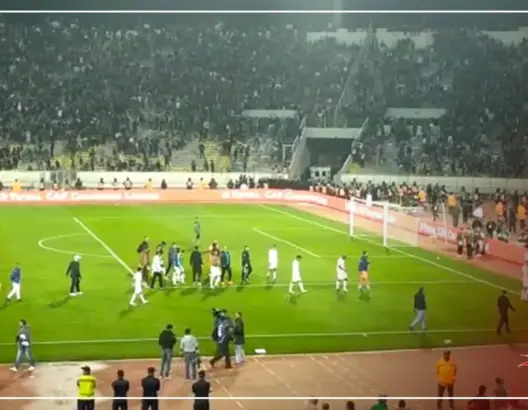 لاعبو الرجاء يخرجون من الملعب تحت تصفيقات الجماهير (فيديو)