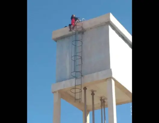 شاب يهدد بالإنتحار من أعلى صهريج وسط طانطان