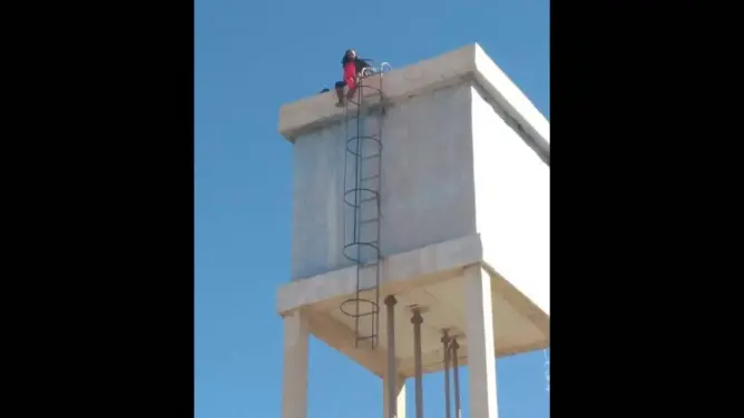 شاب يهدد بالإنتحار من أعلى صهريج وسط طانطان