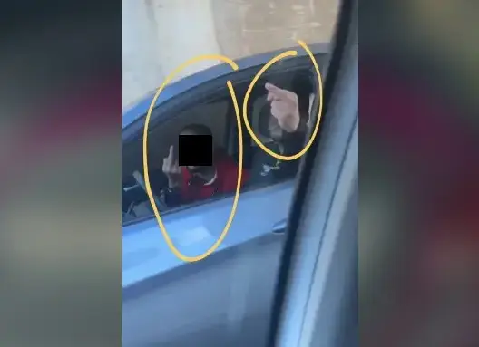نشطاء يتداولون فيديو لفتاة يتحرش بها شابين بالشارع العام بالبيضاء (فيديو)