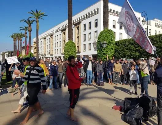 حاملو الشهادات يعلقون احتجاجاتهم ويتشبثون بمطالبهم