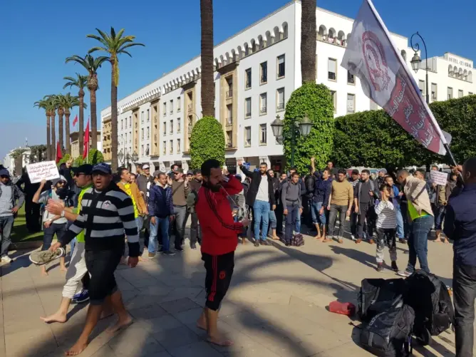 حاملو الشهادات يعلقون احتجاجاتهم ويتشبثون بمطالبهم