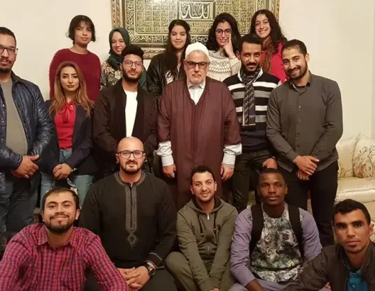 بنكيران يدعو الشباب إلى انتقاد الاختلالات مع مراعاة الثوابت