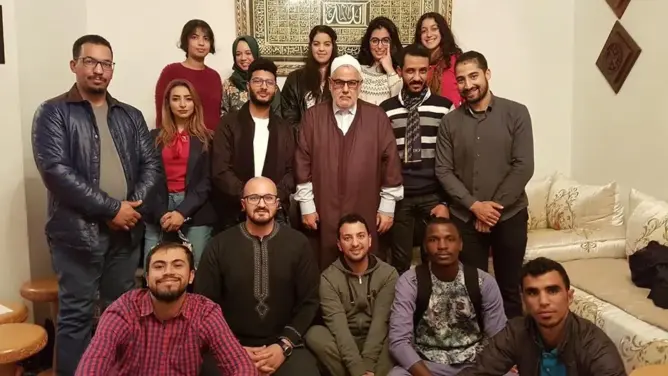 بنكيران يدعو الشباب إلى انتقاد الاختلالات مع مراعاة الثوابت
