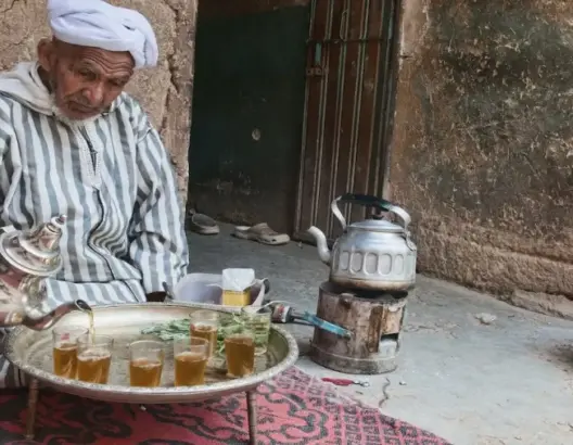 هكذا غزا الشاي بيوت المغاربة حتى صار مشروبهم الوطني