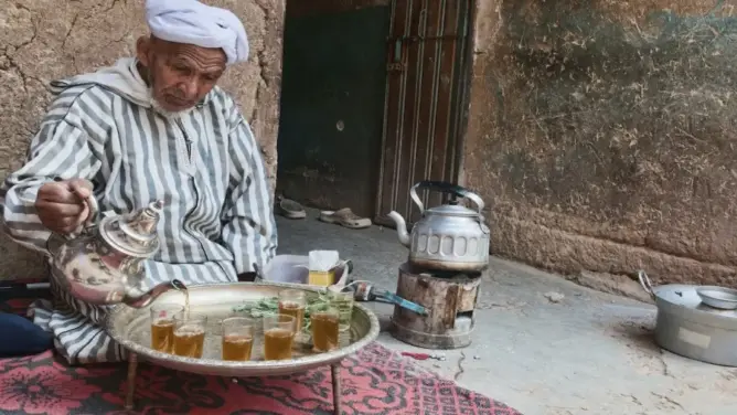 هكذا غزا الشاي بيوت المغاربة حتى صار مشروبهم الوطني