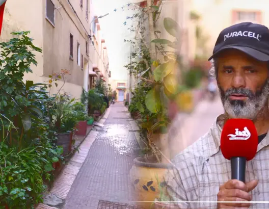 سكان زقاق بسلا يستأجرون خمسينيا لتنظيف وتزيين حيّهم.. والأخير: أواظب على هذا العمل منذ 20 عاما