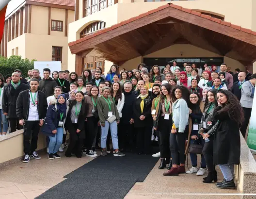 إفران.. الجامعة الشتوية تجمع مائة شاب وشابة من مغاربة العالم (فيديو وصور)
