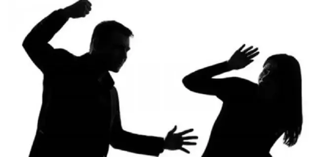 أيهما أولى بالاهتمام: العنف أو العنف ضد المرأة؟