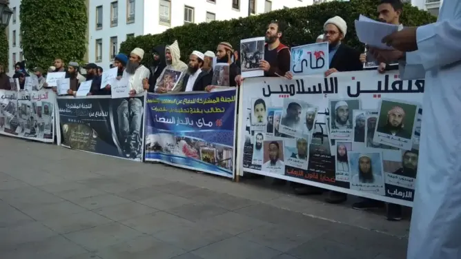 أمام البرلمان.. سلفيون: إذلالُ المعتقلين الإسلاميين زاد مع حكومة الـPJD (صور)
