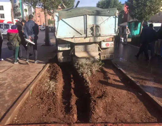 بعد تعطل مكابحها.. شاحنة تدهس سيدة بالبيضاء وتتسبب في وفاتها (صور)