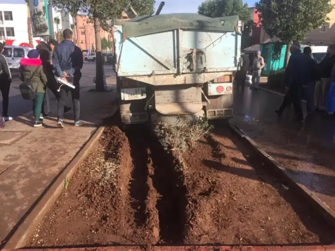 بعد تعطل مكابحها.. شاحنة تدهس سيدة بالبيضاء وتتسبب في وفاتها (صور)