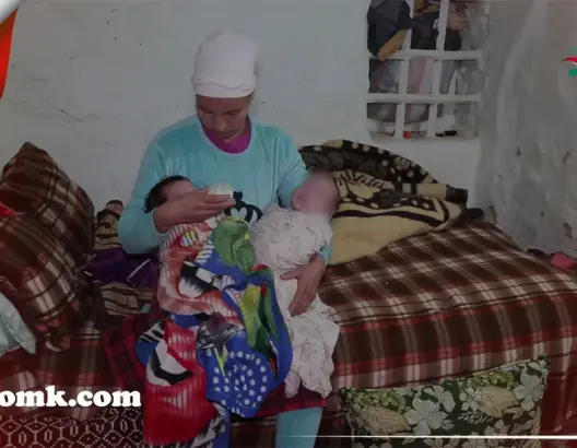 أُمٌّ لِتَوأَمَيْن تستنجد: الجوع يهدد أبنائي وحليب الصيدلية “غالي” (فيديو)