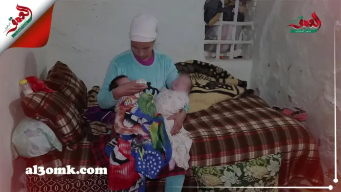 أُمٌّ لِتَوأَمَيْن تستنجد: الجوع يهدد أبنائي وحليب الصيدلية “غالي” (فيديو)