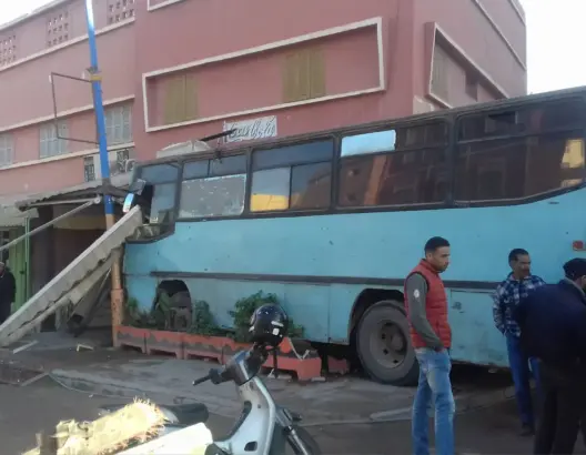 حافلة للنقل المزدوج تقتحم مقهى وتخلف خسائر مادية بالقليعة (فيديو وصور)
