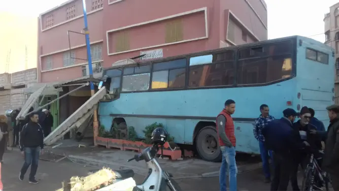حافلة للنقل المزدوج تقتحم مقهى وتخلف خسائر مادية بالقليعة (فيديو وصور)