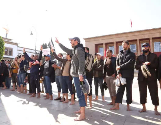 “مسيرة الحفاة”.. حاملو الشهادات يُحملون الوزارة مسؤولية هدر الزمن المدرسي للتلاميذ (فيديو وصور)