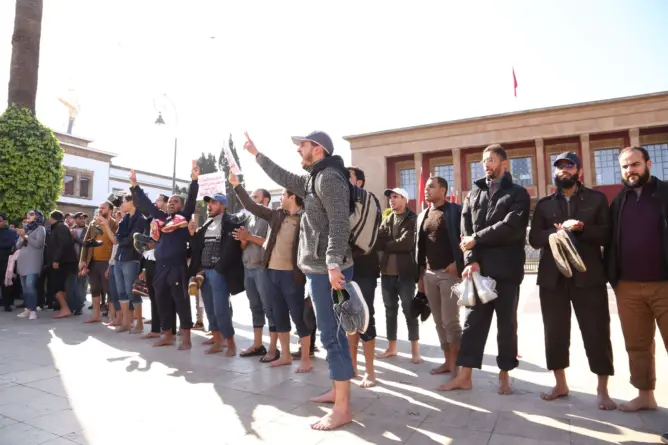 “مسيرة الحفاة”.. حاملو الشهادات يُحملون الوزارة مسؤولية هدر الزمن المدرسي للتلاميذ (فيديو وصور)