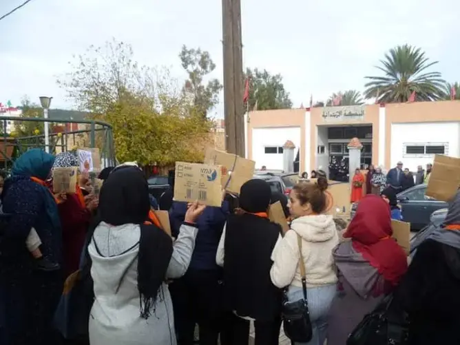 تعنيف مسؤول لامرأة يدفع نساء بخنيفرة للإحتجاج أمام المحكمة