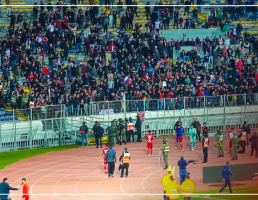 جماهير حسنية أكادير تحيي لاعبيها رغم الخسارة أمام الرجاء (فيديو)