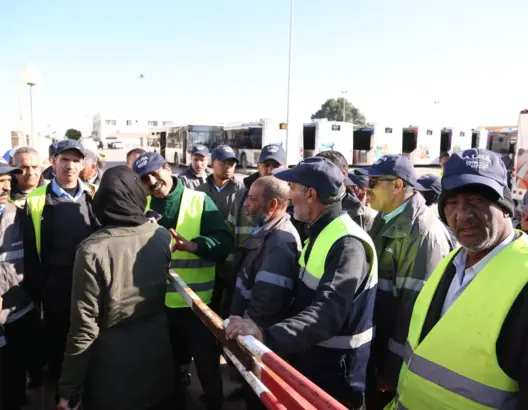 تخفيض الأجور يدفع سائقي ومراقبي حافلات “ألزا” بالرباط للتصعيد (فيديو)