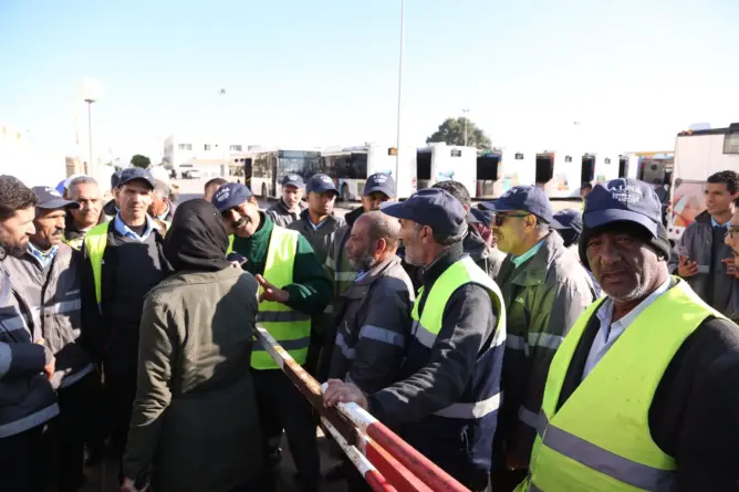 تخفيض الأجور يدفع سائقي ومراقبي حافلات “ألزا” بالرباط للتصعيد (فيديو)