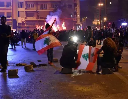 ليلة “ملتهبة” بلبنان .. 25 مصابا في اشتباكات والجيش ينزل للشوارع