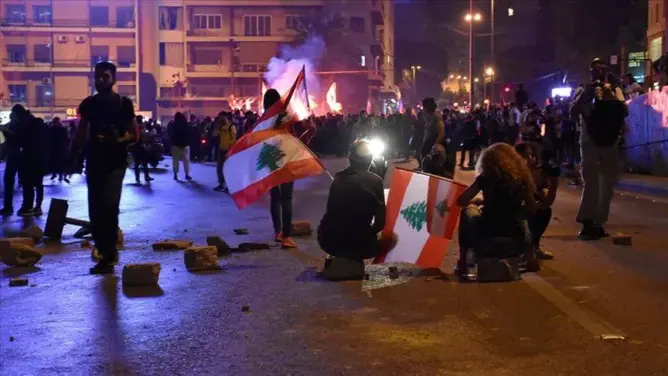 ليلة “ملتهبة” بلبنان .. 25 مصابا في اشتباكات والجيش ينزل للشوارع