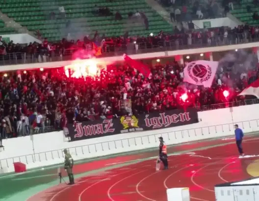 بعد المقاطعة.. جماهير حسنية أكادير تزلزل ملعب أدرار (فيديو)