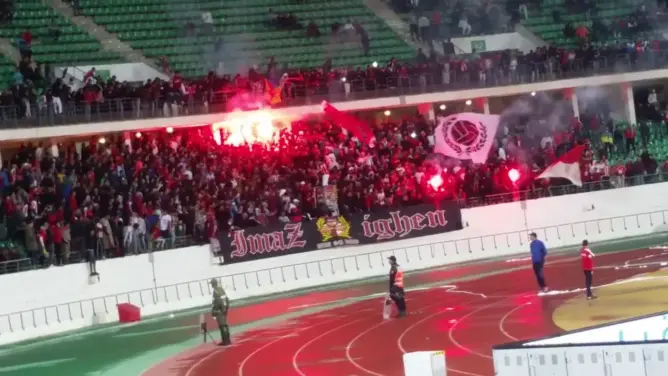 بعد المقاطعة.. جماهير حسنية أكادير تزلزل ملعب أدرار (فيديو)