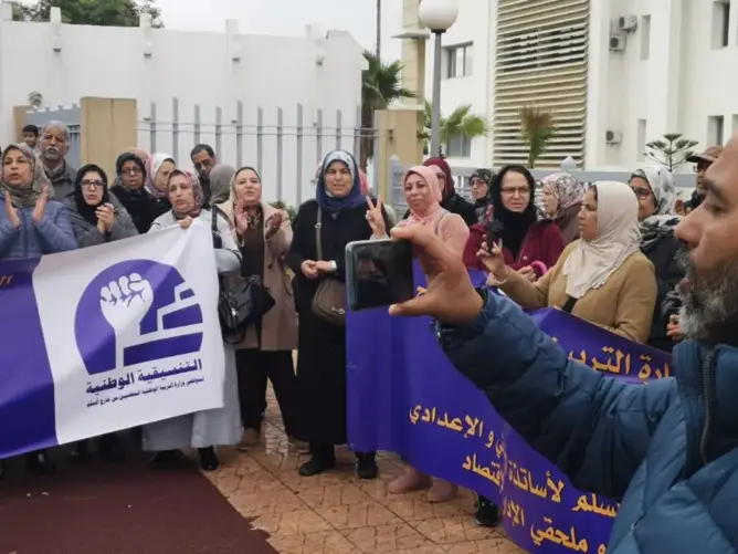 “كورونا” يدفع تنسيقية المقصيين من خارج السلم لتعليق احتجاجاتها