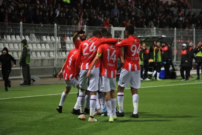 إصابة لاعبين من المغرب التطواني بكورونا قبل يوم من مباراتهم ضد الرجاء