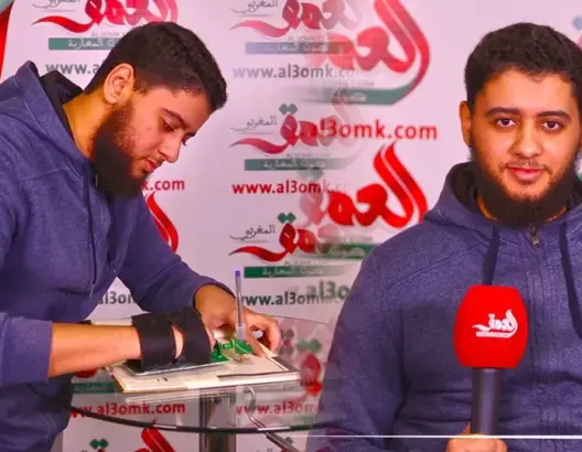 مغربي يبتكر آلة لمساعدة الأشخاص مبتوري الكفين على الكتابة