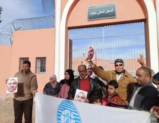 خنيفرة..استقبال الناشط سعيد افريد بالتمر والحليب بعد معانقته للحرية (صور)