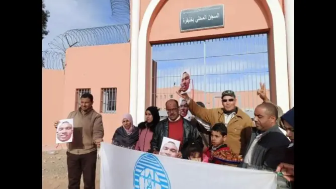 خنيفرة..استقبال الناشط سعيد افريد بالتمر والحليب بعد معانقته للحرية (صور)