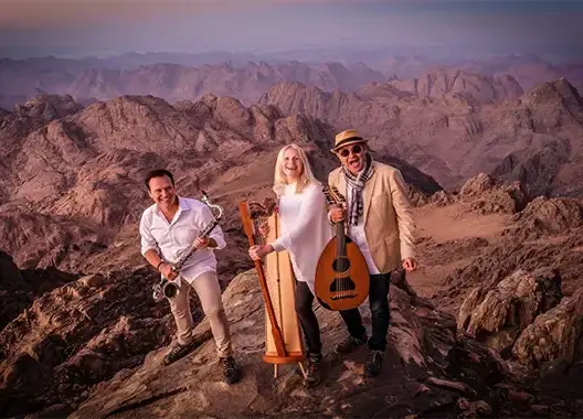 “كايرو ستيبس”.. موسيقية تصور فيديو كليب بقمة جبل (صور)