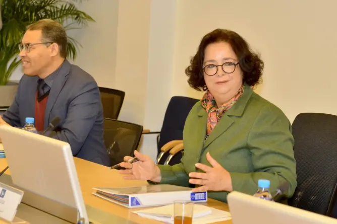 أخرباش: المنصات الرقمية تُضعف جودة النقاش الديمقراطي بخوارزميات غامضة