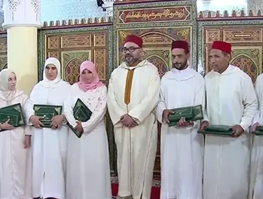 من مسجد “للا أمينة” بالصويرة.. الملك يُتوج المتفوقين في محو الأمية