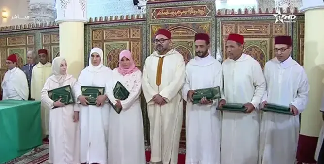 من مسجد “للا أمينة” بالصويرة.. الملك يُتوج المتفوقين في محو الأمية