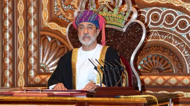 الملك يهنئ السلطان بن تيمور على توليه مقاليد الحكم بسلطنة عُمان