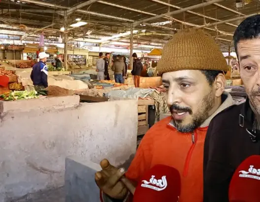 سوق نموذجي بسلا يغرق في الفوضى والأزبال.. وتجار يطالبون بحل (فيديو)