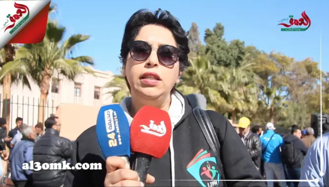 أستاذة تطلق نداء استغاثة من أمام محكمة تارودانت:الزج بأستاذ محترم بين المجرمين”حْرامْ”(فيديو)