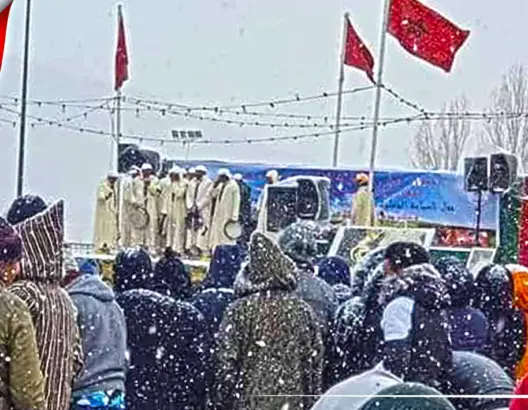 في عز البرد والثلوج.. رقص وغناء بمهرجان “تونفيت” ونشطاء غاضبون (فيديو)