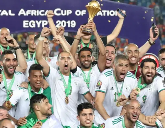 الجزائر تتصدر لائحة العرب بجوائز “الكاف”.. وحكيمي وزياش ينقذان ماء وجه المغرب