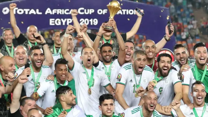 الجزائر تتصدر لائحة العرب بجوائز “الكاف”.. وحكيمي وزياش ينقذان ماء وجه المغرب