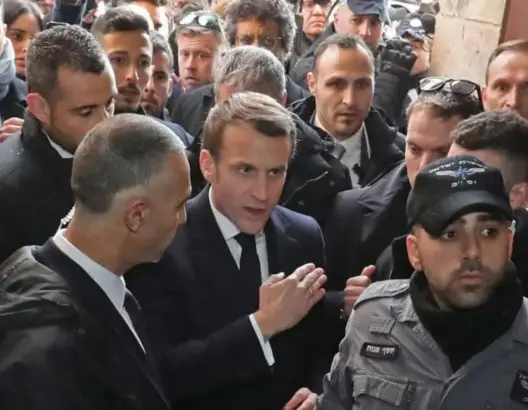 بعد دعوة خارجيته إيقاف المقاطعة.. ماكرون مغرِّدا بالعربية: لا شيء يجعلنا نتراجع أبدا
