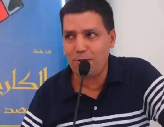 “نصاب” يجمع أعمال رسام الكاركاتير الدهدوه في كتاب ويعرضه للبيع