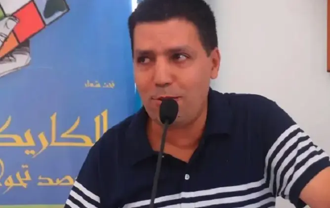 “نصاب” يجمع أعمال رسام الكاركاتير الدهدوه في كتاب ويعرضه للبيع