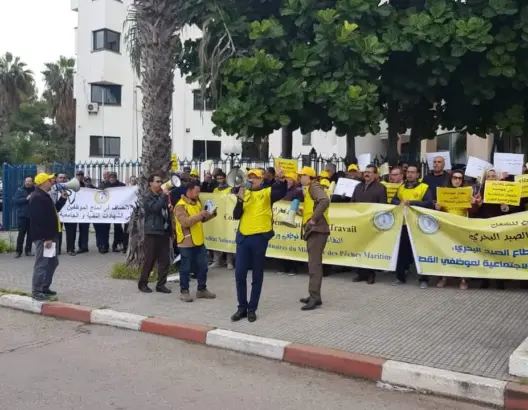 موظفون بالصيد البحري يُضربُون ويحتجُّون أمام مقر الوزارة الوصية بالرباط